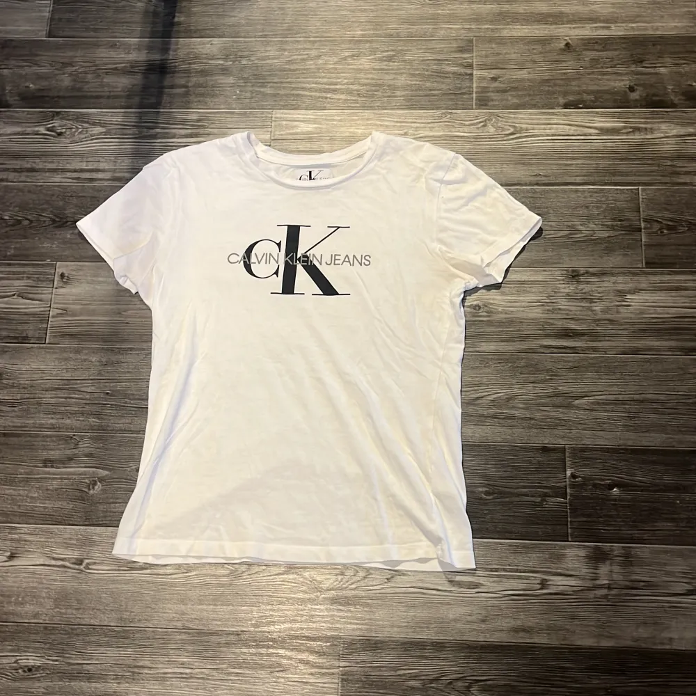 Vit Calvin Klein t-shirt. Användts ganska många gånger men är i bra skick. Liten i storlek. T-shirts.