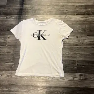 Vit Calvin Klein t-shirt. Användts ganska många gånger men är i bra skick. Liten i storlek