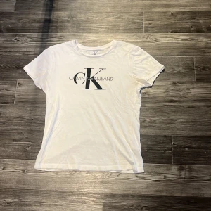 Calvin Klein t-shirt - Vit Calvin Klein t-shirt. Användts ganska många gånger men är i bra skick. Liten i storlek