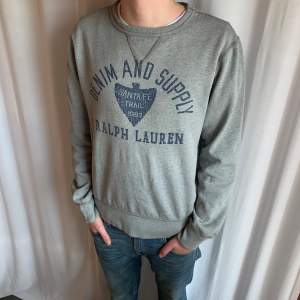 Snygg Ralph Lauren - Denim & Supply Sweatshirt | Skick: 8/10 | Strl S | Vårt pris 299 kr | Är 180 cm | Hör av dig om du undrar något!