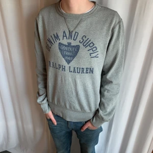 Ralph Lauren Sweatshirt  - Snygg Ralph Lauren - Denim & Supply Sweatshirt | Skick: 8/10 | Strl S | Vårt pris 249 kr | Är 180 cm (passar 165-175) | Hör av dig om du undrar något!