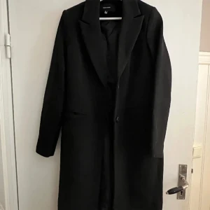 Svart kappa  - Säljer en fin svart kappa från veremoda  Storlek s 