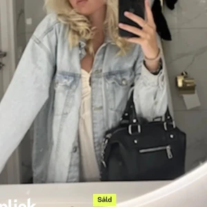 Jeans jacka  - En fin jeans jacka köpt från Plick. Är i super fint skick och aldrig använd då jackan vara för stor för mig. Pris kan alltid diskuteras❤️
