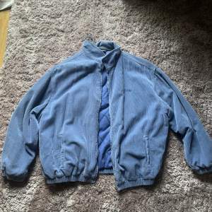 Använd ca 5 gg, väldigt bra skick! Vintage stil, ovesize, storlek M från herravdelningen.  Märke: BDG Urban outfitters  Bomber jacka typ i passform, se bild