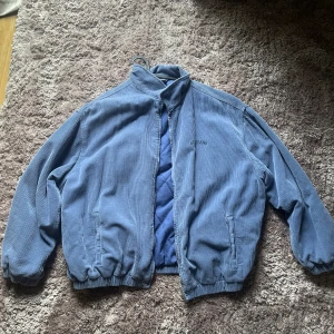 Jacka blå oversize manchester - Använd ca 5 gg, väldigt bra skick! Vintage stil, ovesize, storlek M från herravdelningen.  Märke: BDG Urban outfitters  Bomber jacka typ i passform, se bild