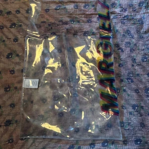 Maison margiela tote  - Säljer nu en jövligt cool tote av maison margiela. Den är genomskinlig av något plast liknande material. Ett riktigt statement för den som e riktigt cool faktiskt en jobbig sak att sälja för den är verkligen cool men jag behöver pengarna. Bra skick