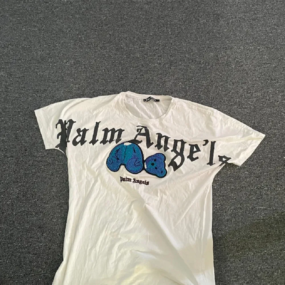Säljer min Palm angels tröja då den har används ett fåtal gånger men är i toppskick. Det är en 1:1. T-shirts.