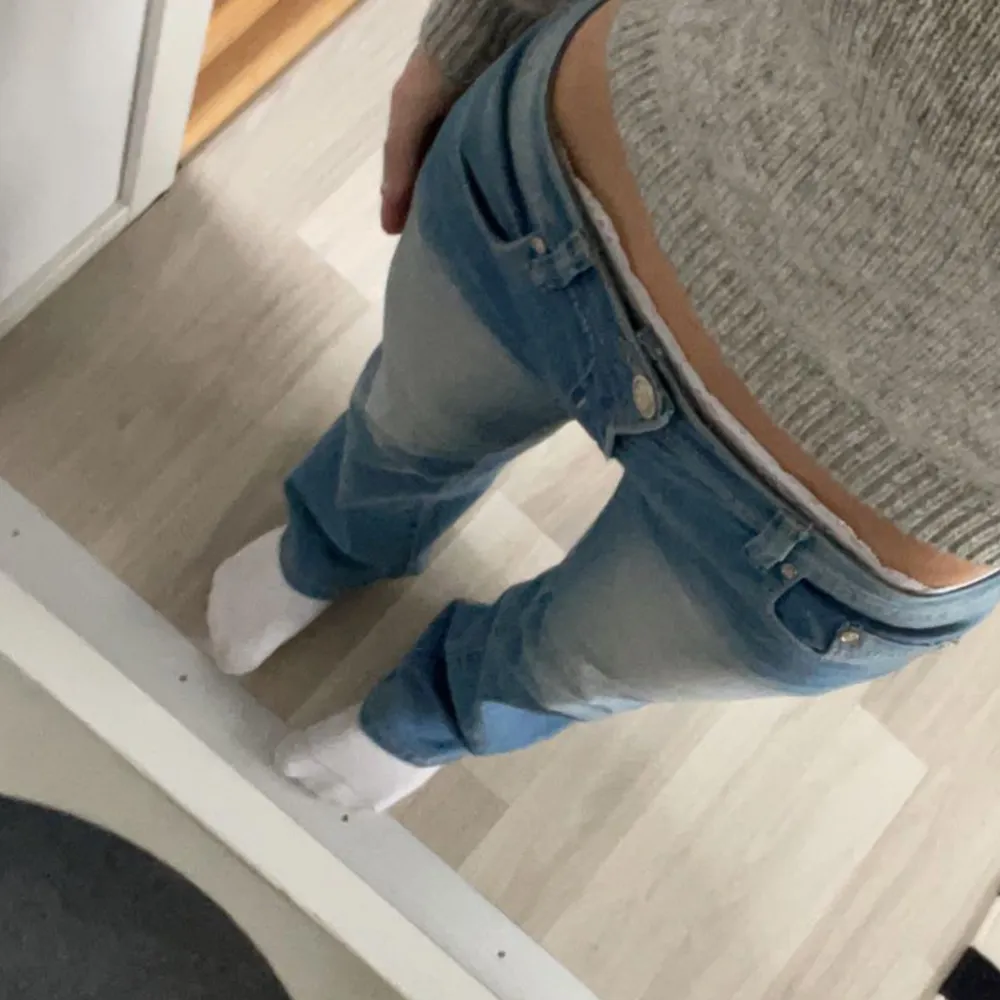 säljer lågmidjade jeans, skriv privat för fler bilder 💖tryck gärna köp nu!💖. Jeans & Byxor.