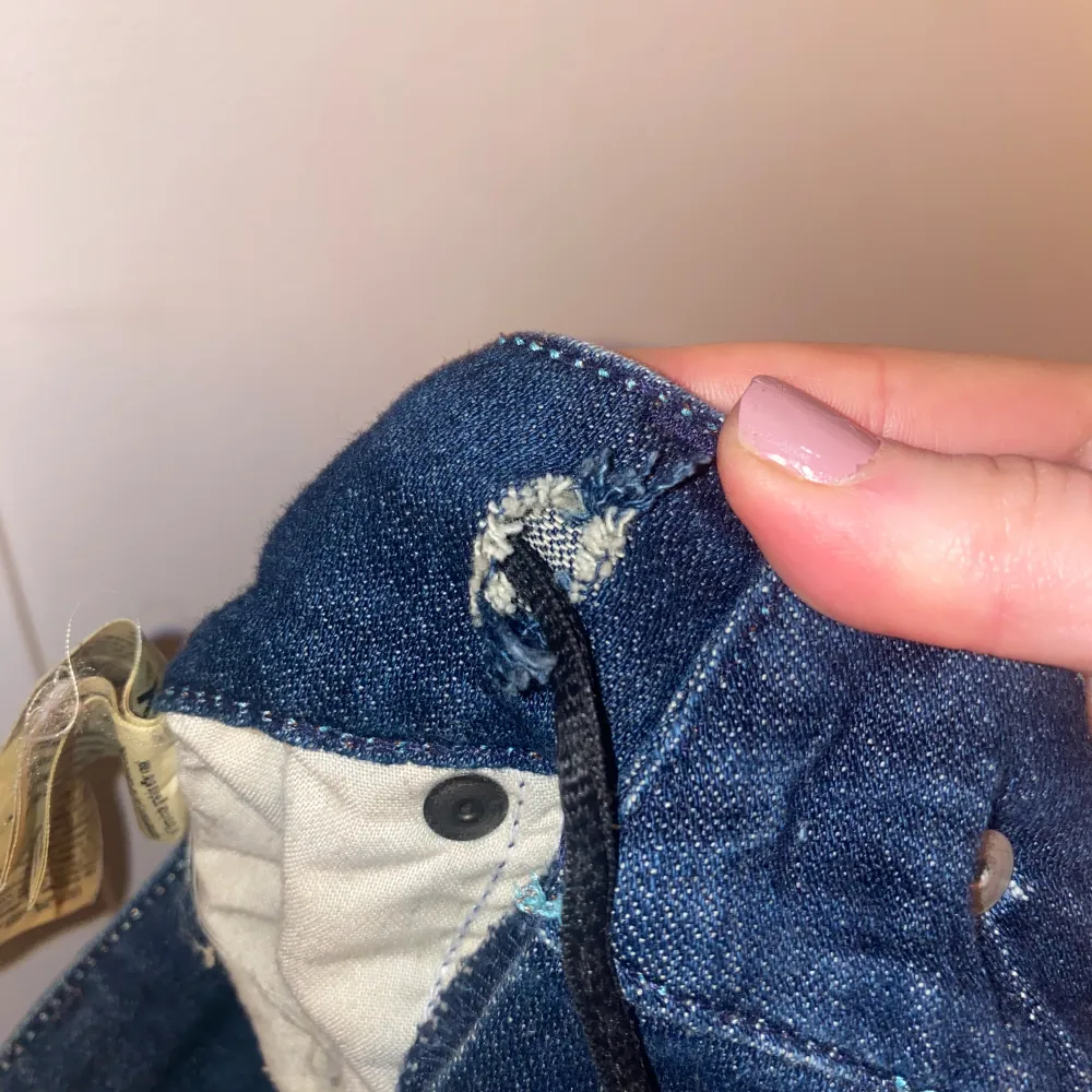 lågmidjade jeans med coola fickor! inga defekter förutom att jag klippt två små hål på insidan för att kunna göra de mindre, men ingenting som syns när de är på! pris kan diskuteras . Jeans & Byxor.