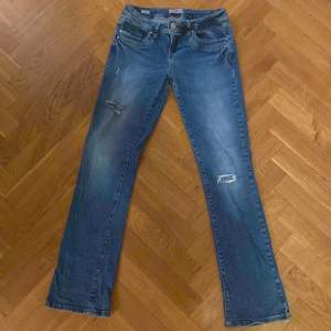 Säljer dessa super snygga low waist jeans ifrån ltb som är helt slutsålda. Säljer tyvärr pga att de inte passar, som i nyskick och använda fåtal gånger. Modell valerie. Pris kan diskuteras.