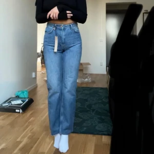 Raka jeans (prislapp kvar) - Säljer dessa fina jeans från NA-KD (endast använd när jag testat dom)  
