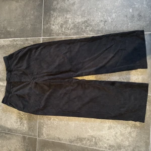 H&M Divided byxor - Säljer dessa byxor från HM. Köpta vintern 2023, använd enstaka gång. Var på rea när jag köpte dem, så ord. pris är ungefär 200kr. Högmidjade.