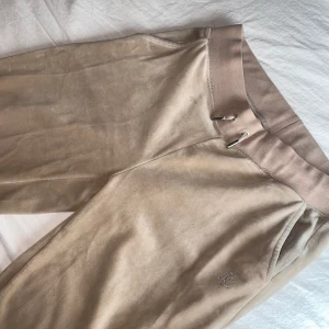 Juicy byxor beige - Säljer mina juicy byxor nu eftersom jag inte använder dom längre! Storlek s
