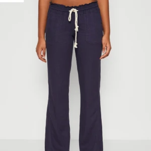 Roxy låga linnebyxor - Perfekta byxorna inför sommaren! Storlek S, nypris 600kr. Mörkblå färg, aldrig använda