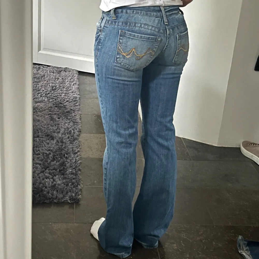 Innerben: 80 cm Midja: 75 cm. Jeans & Byxor.