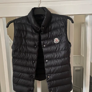 Moncler väst  - Äkta moncler väst. Använd max 2-3 gånger. Som ny, jättebra skick.  Passar en Xs/S. Tyvärr inget kvitto, men kan visa upp konfirmation från mail när jag köpte den. Nypris 7285.