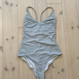 Baddräkt - Jättefin baddräkt i fint skick förutom en pytteliten defekt (kolla bild 3)💗 Uppskattar storleken till S💕