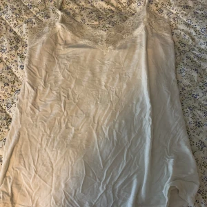 Linne med spets  - Använd fåtal gånger, mjukt material 