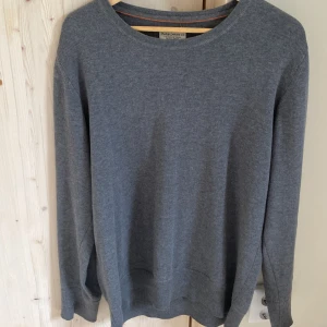 Stickad Nudie tröja - Säljer denna tvär feta stickade tröjan från Nudie! Den är i väldigt bra skick.