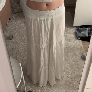 Vit långkjol - Säljer denna kjol från lager 157 eftersom den aldrig kommer till användning, Aldrig använd.