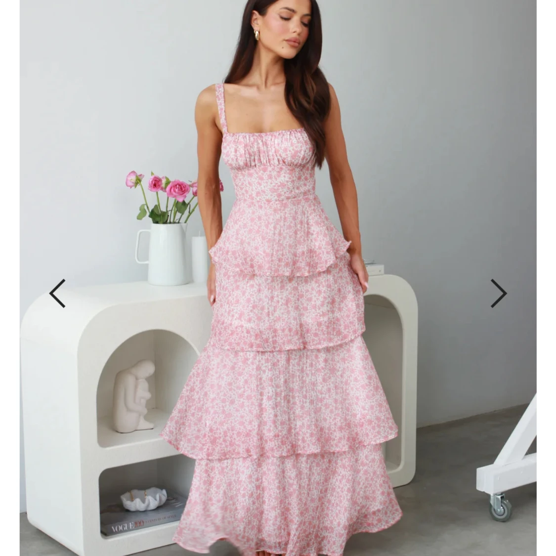 Rosa blommig volangklänning