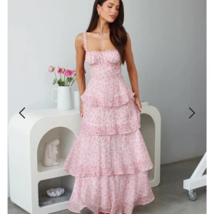 Rosa blommig volangklänning  - Superfin rosa blommig klänning från ett australiensiskt märke ”Little JC”. Säljer då jag köpte samma klänning i två storlekar men glömde att skicka tillbaka! Därav inte använd.  Nypris 800kr, säljer för 450kr + frakt 🌸