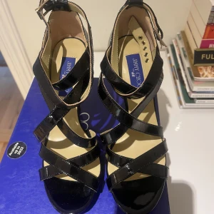 Skor - Oanvända högklackade skor från Jimmy Choo by H&M. Svarta i skinn. Storlek 40 