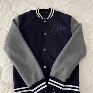 Jacka - Säljer min fina jacka då jag inte använder den längre.