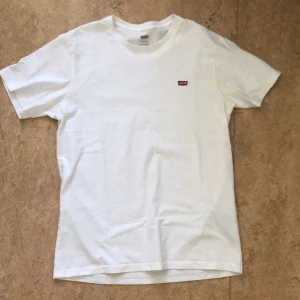 Levi’s T-Shirt - Två levis vita levis T Shirts som jag aldrig har använt de är helt nya jag kan sälja 1 för 200 och 2 för 300