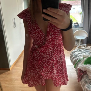 Sommar kläning  - Jätte vacker kläning till sommaren. I nyskick och nästan aldrig andvända. Jag är ganska lång därav är den ganska kort på mig!