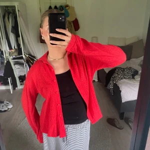 Röd kofta - Superfin röd kofta 🍒