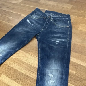 Dondup George  - Säljer mina tvärfeta dondup george med otroligt feta slitningar och fade. Skicket är mycket bra. Storlek 29