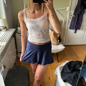 Tennis skirt - Så snygg marinblå kjol från H&M! Går att vika ner/upp om man vill ha mer/mindre lågmidjad