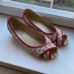 Skor - Superfina sommar skor med små klackar! Bra skick. Så sköna. 