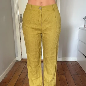 Linne-byxor MNG - Söta linnebyxor från MANGO i fint skick. Byxorna är i storlek 36. 