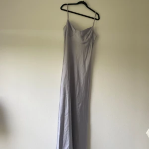 Satinklänning - Grå satinklänning från Gina Tricot, ej använd