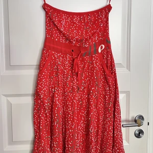 Diesel Röd Tubklänning - En röd tubklänning i bomull med fickor. Är lite slitet vid snöret, men annars är den i bra skick