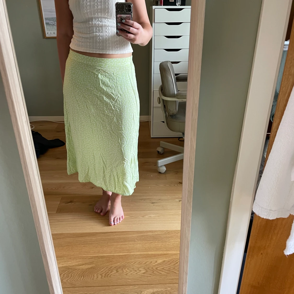 Grön blommig midikjol