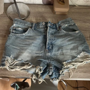 Jeansshorts  - Jeansshorts från zara i strl 36, men skulle säga att de passar 34 då de är små i storlek! Köpta här på plick men var tyvärr för små så de har inte kommit till användning💞🥲 De har flera knappar och är midwaist beroende på hur de passar!