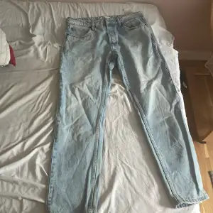 Hej,  Straight jeans M 32 Baggy jeans ljusblåa 32/32 200 kr för båda två