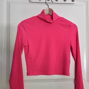 HM Turtleneck magtröja - En tröja använd endast en gång på dansuppvisning. Har för mig att den var ur en limiter edition kollektion (Divided) för två år sedan. Hr inga defekter.