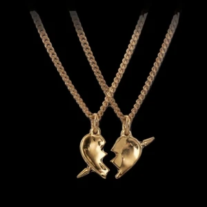 Maria Nilsdotter halsband  - Säljer mitt fina halsband i längden 45 cm! Den är i mycket bra skick och färgen är som den ska!