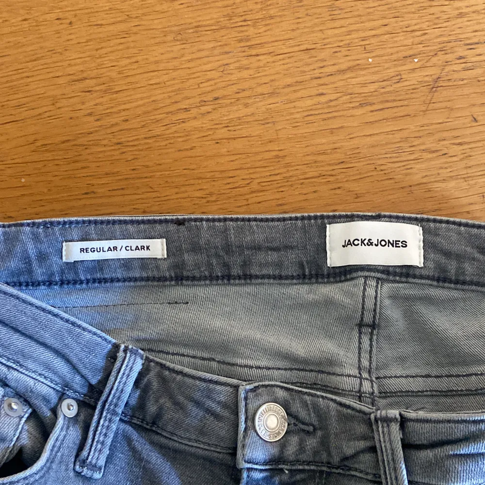 Säljer dessa jeans från Jack&Jones | Storlek: 31/32 | Skicket på jeansen är mycket bra utan några defekter | Mitt Pris: 299kr - Nypris: 800kr | Hör av dig vid minsta lilla fråga!! | . Jeans & Byxor.