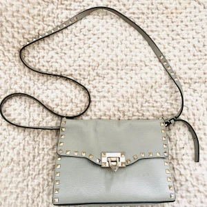 Valentino väska  - Säljer min Valentino Garavani Rockstud grainy calf leather small bag.   Nypris ca 15-17000kr. Säljer min för endast 6500kr. Självklart älta och dust bad tillkommer.