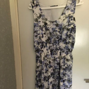 Klänning - Storlek 40, Åhlens, säljs för 50 kr. 