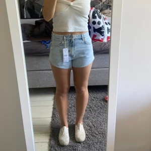 Jeansshorts  - Snygga jeansshorts från Gina Tricot i storlek 36. Helt oanvända, endast testad med prislapp kvar! Ordinarie pris 399 kr, jag säljer för 150 kr