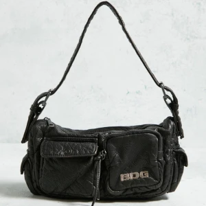 BDG y2k axelremsväska  - Axelremsväska i veganskt läder köpt på urban outfitters. Original pris ca 450 kr. Nyskick, säljer för den inte fått mycket användning 💕