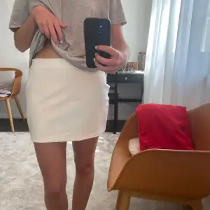 Vit tightare kjol som aldrig är använd!