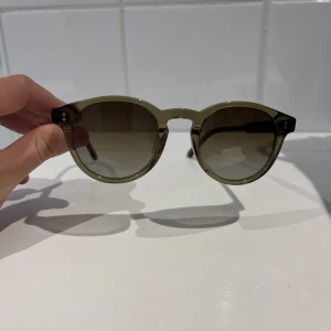 Chimi solglasögon  - Säljer ett par Chimi 03 green i perfekt skick. Box medkommer ej.