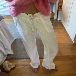 Linnebyxor  - Snygga Roxy linnebyxor som tyvärr inte kommer till användning. Endast använda en gång, så väldigt bra skick!!